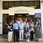 Gruppenfoto vor dem Haupteingang der Ebenezer School in Hongkong