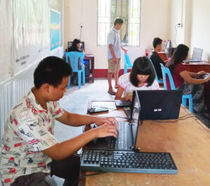 Blinde Kinde üben an Laptops bei einem Computerkurs in der Blindenschule Bawa Thit in Myanmar