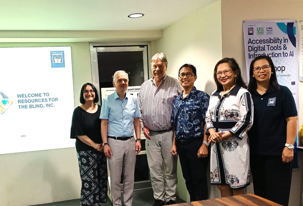 Gruppenfoto beim RBI in Manila während der Reise in 2025