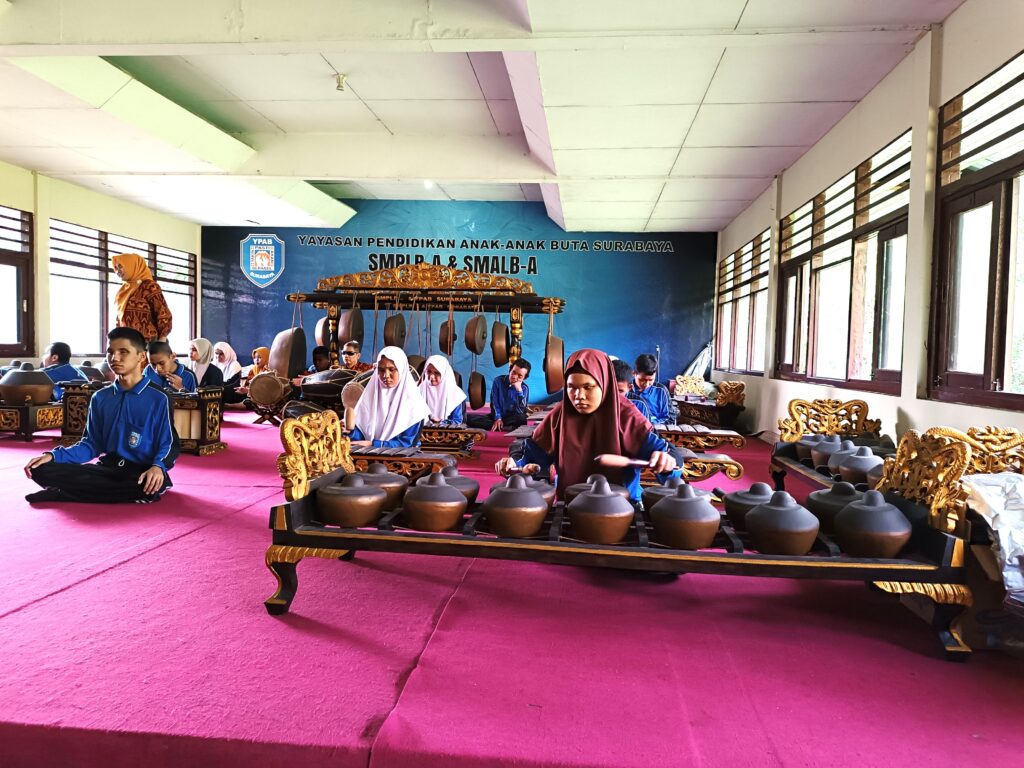Gamelan-Orchester der YPAB-Blindenschule in Surabaya während der Reise 2025