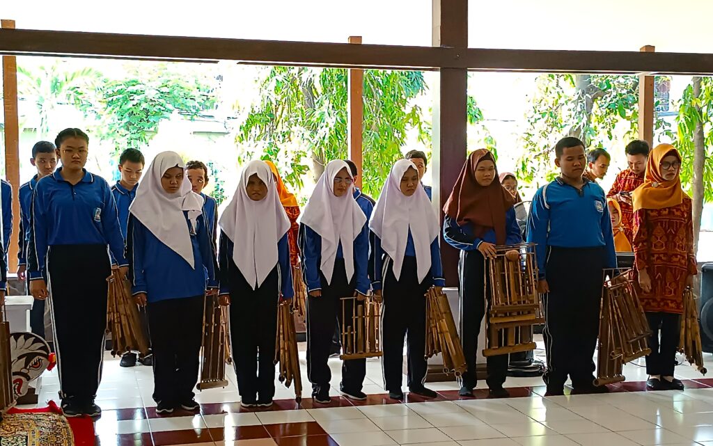 Angklung-Orchester der YPAB-Blindenschule in Surabaya während der Reise 2025