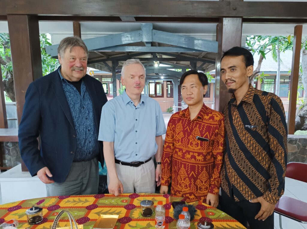 Gruppenfoto bei der YPAB-Blindenschule in Surabaya während der Reise 2025