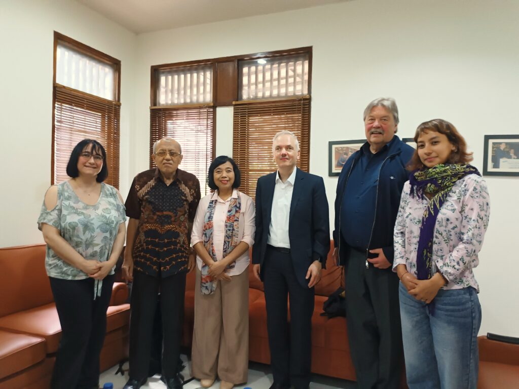 Gruppenfoto während der Reise 2025: In Jakarta traf die HBM das Team des größten Blindenverbands „Mitra Netra“ und die Inklusionskommission der Republik Indonesien