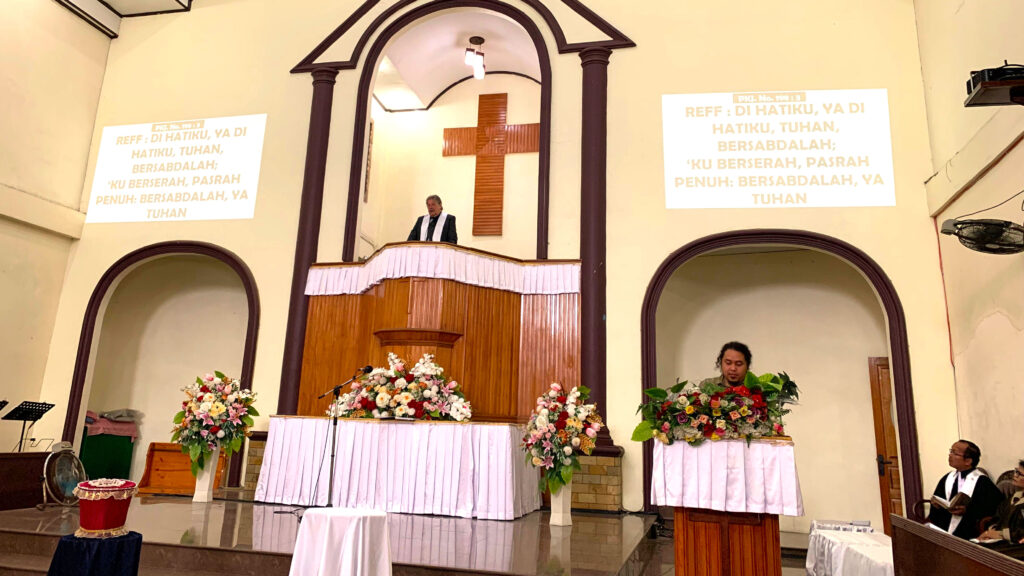 Feierlicher Gottesdienst mit Predigt von Matthias Wöhrmann während der Reise 2025 mit der Blindenschule YAPENTRA auf Sumatra