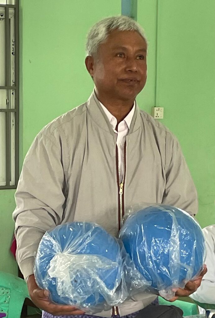 Direktor der Blindenschule Bawa Thit in Myanmar mit zwei Goalbällen in Händen während der Reise 2025