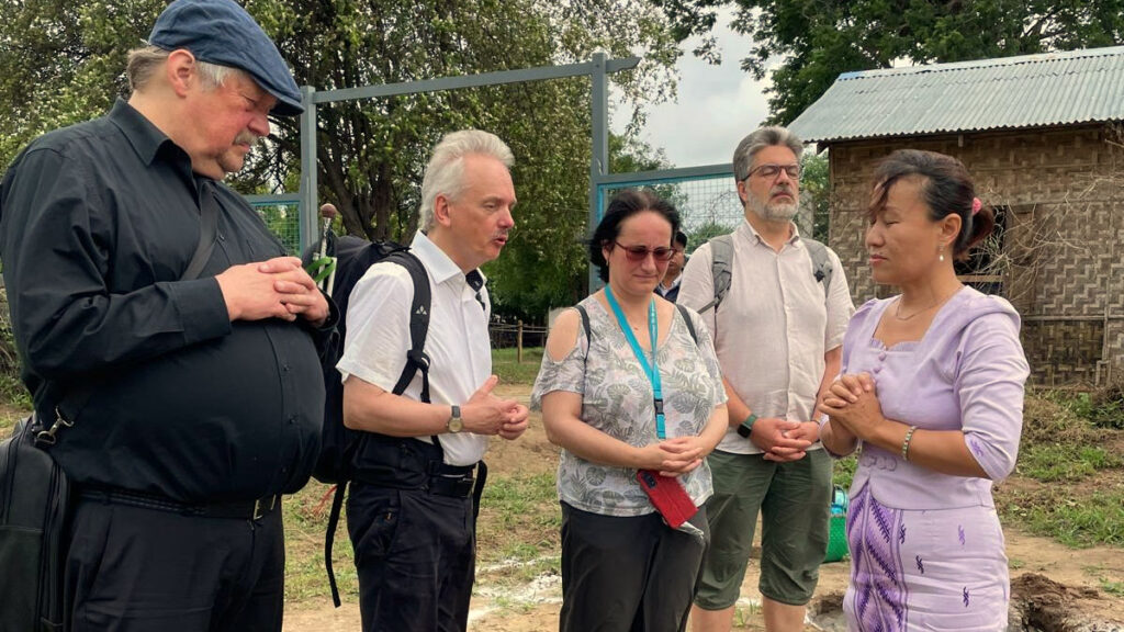 Segensgebet für Kwai Nans Grundstück und Projekt bei der Blindenschule Bawa Thit in Myanmar während der Reise 2025
