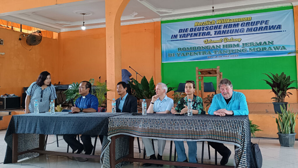 Gruppenfoto während der Reise 2025: Diskussion bei der Blindenschule YAPENTRA auf Sumatra