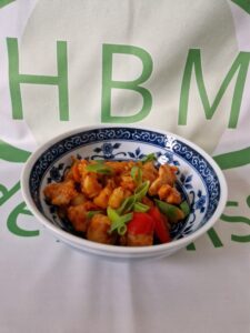 Ein blauer Teller, Kartoffeln, Hähnchen, Tomaten, rote Balado-Sauce