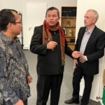 Linti Dongoran, Schuldirektor Blindenschule Medan, Indonesien, rechts daneben Bischof Hutauruk, GKPI Indonesien, rechts daneben Pastor Chrzanowski (HBM)