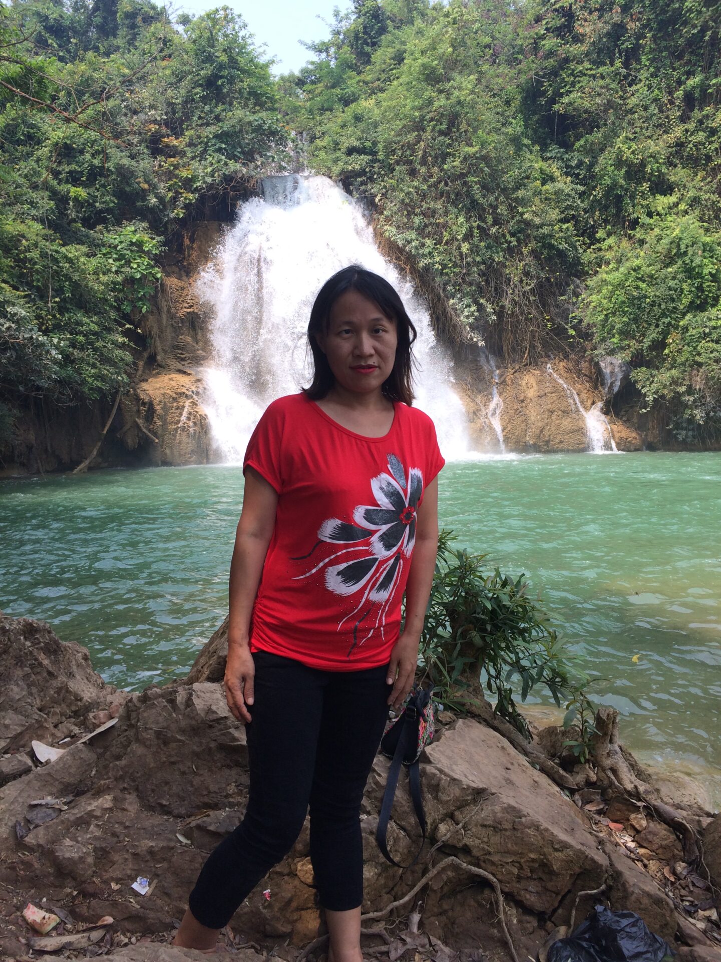 Kwai Nan in Myanmar vor einem Wasserfall