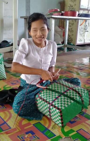 Taschen flechten in Myanmar