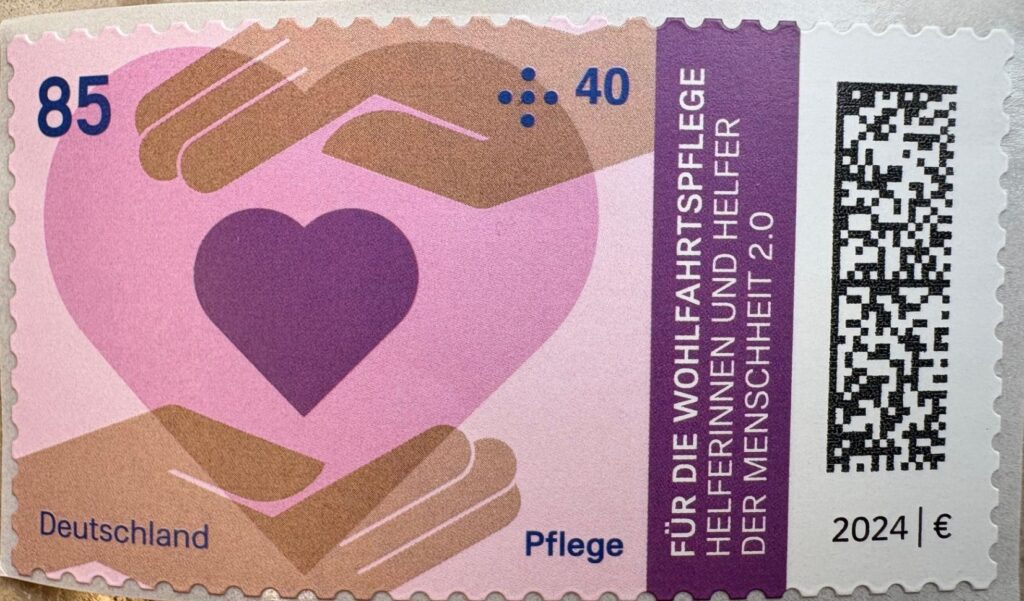 Briefmarke mit einem rosa Herz, das von zwei Händen gehalten wird