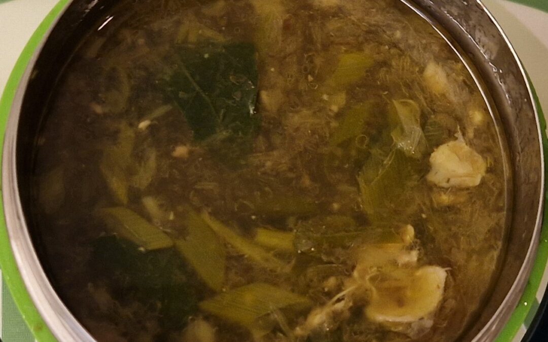 ein Teller mit Hühnersuppe