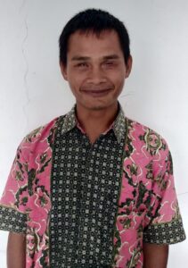 Arjuna lächelt und trägt ein buntes Hemd