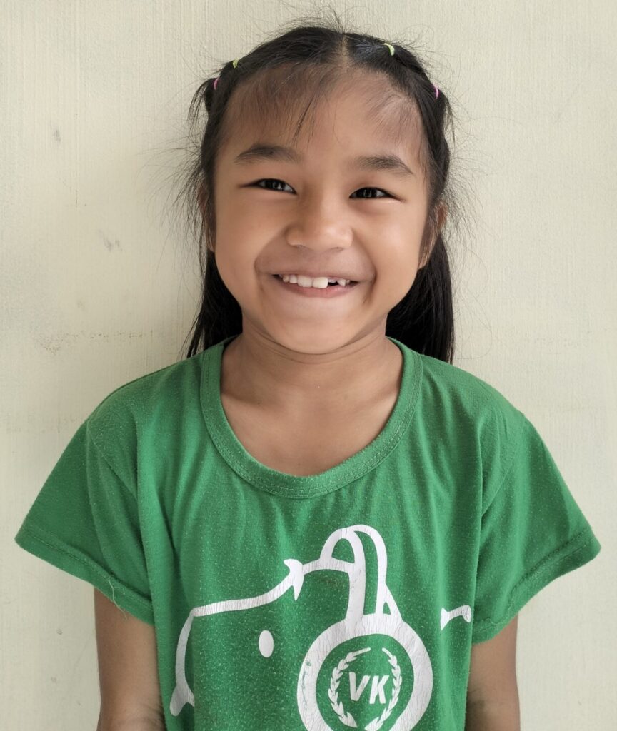 Princess lächelt und freut sich über ihren Schulplatz