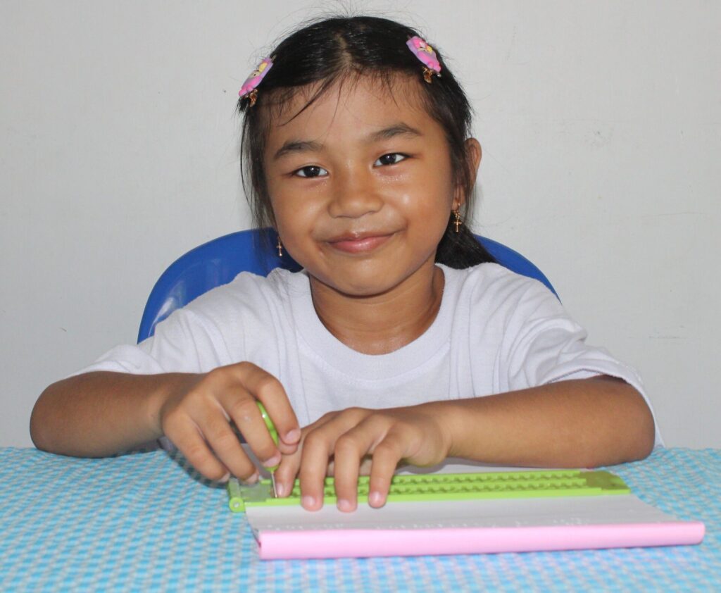 Princess schreibt Blindenschrift