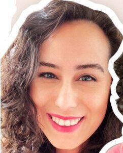 Thea Hummel (Portrait), braune lockige Haare, lächelt