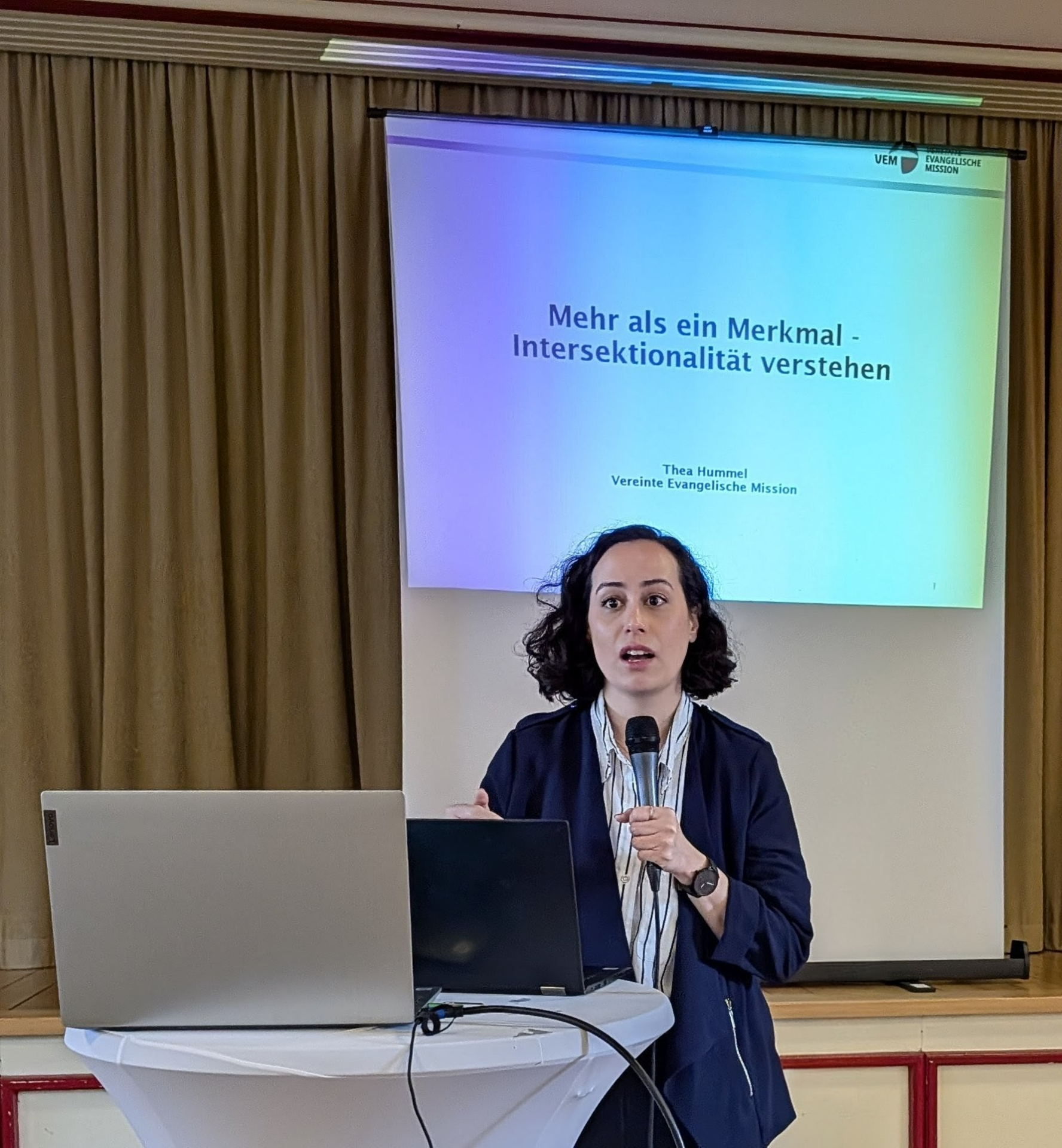 Thea Hummel von der Vereinten Evangelischen Mission mit ihrem Vortrag beim Tag der HBM vor einer Leinwand