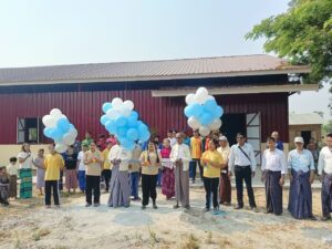 Einweihung der neuen Goal Ball Halle in der Blindenschule in Myanmar mit steigenden Luftballons. Viele Menschen sind gekommen um zu feiern