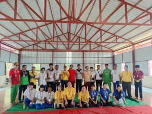 Preisverleihung an die Mannschaften mit Urkunde und Medaille (Bawathit Blindenschule Myanmar)