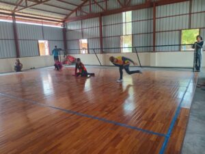 3 Jugendliche beim Goal Ball Spiel in der neuen Halle