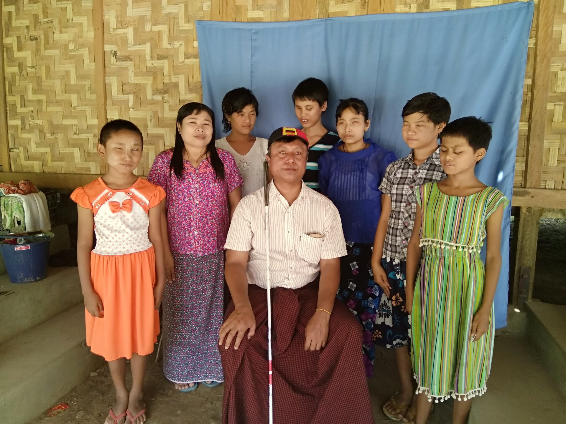 Schulleiter U Tin Moe der Blindenschule Bawathit Myanmar mit einigen Schülerinnen