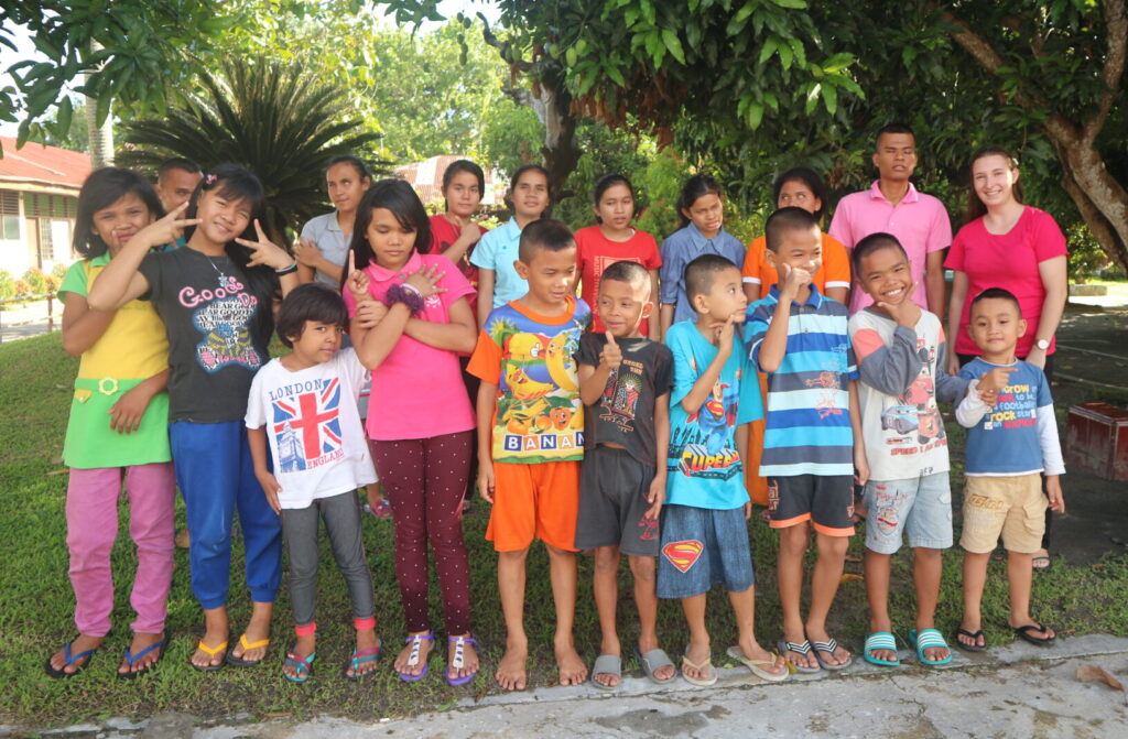 Schülerinnen und Schüler der Yapentra Blindenschule in Medan mit der Freiwilligen Jolanthe
