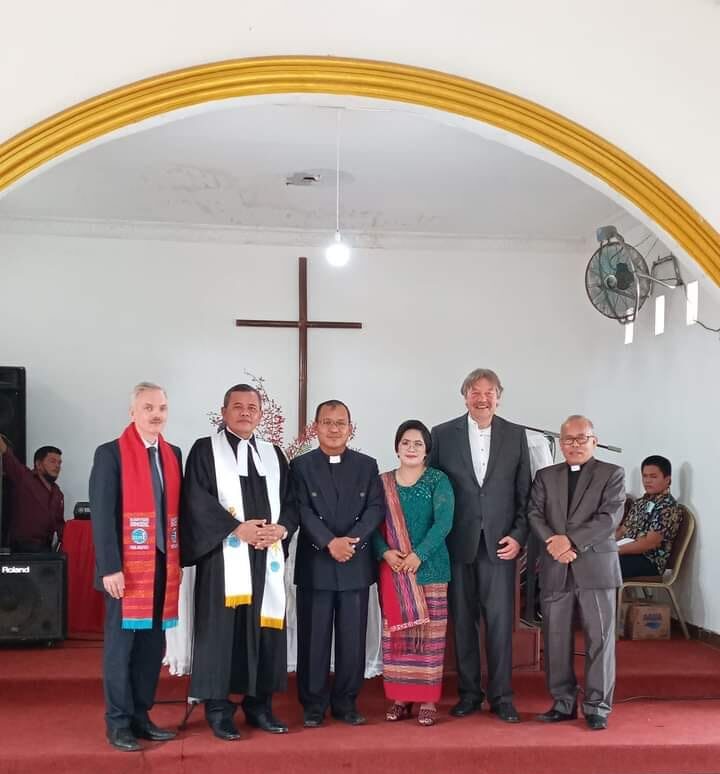 Schulleiter und Pastor Linti Dongoran der Yapentra Blindenschule in Medan mit Pastor Andreas Chrzanowski (Leiter HBM) und Pastor Matthias Woehrmann (Vorstandsvorsitzender)
