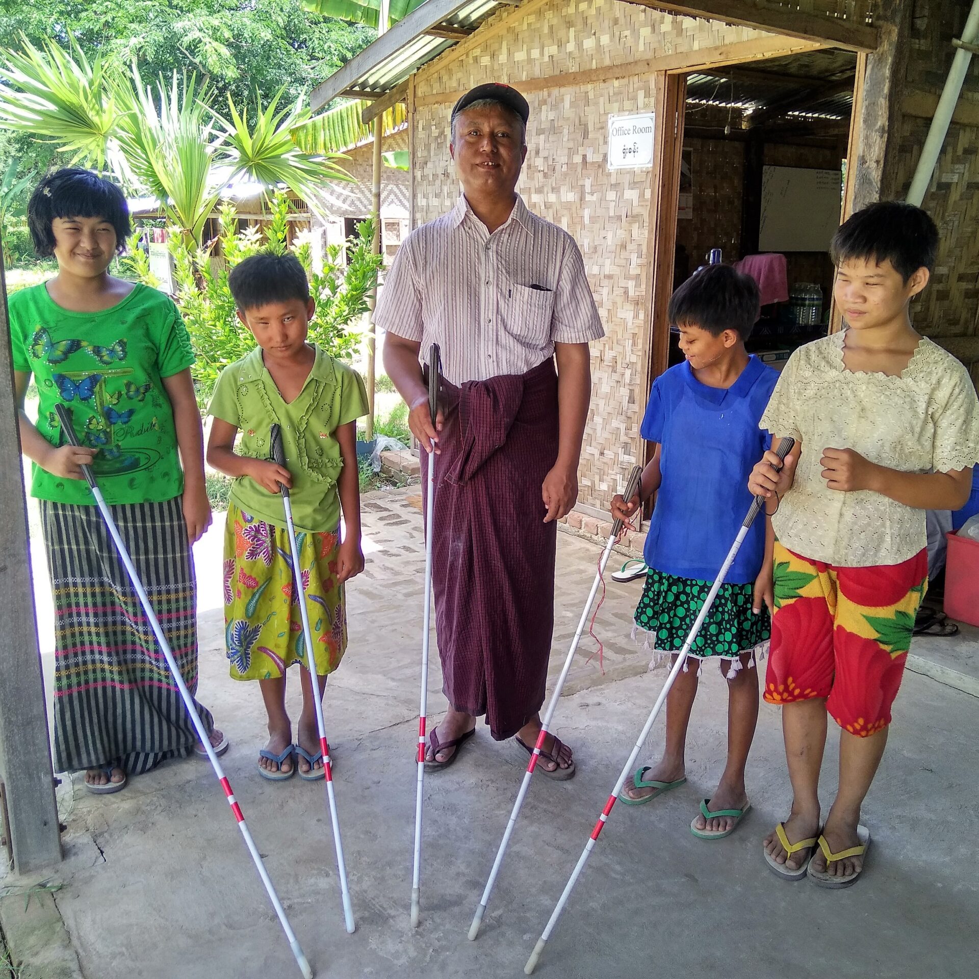 U Tin Moe (Mitte) unterwegs mit 4 weiteren Kindern beim Training mit dem Blindenstock