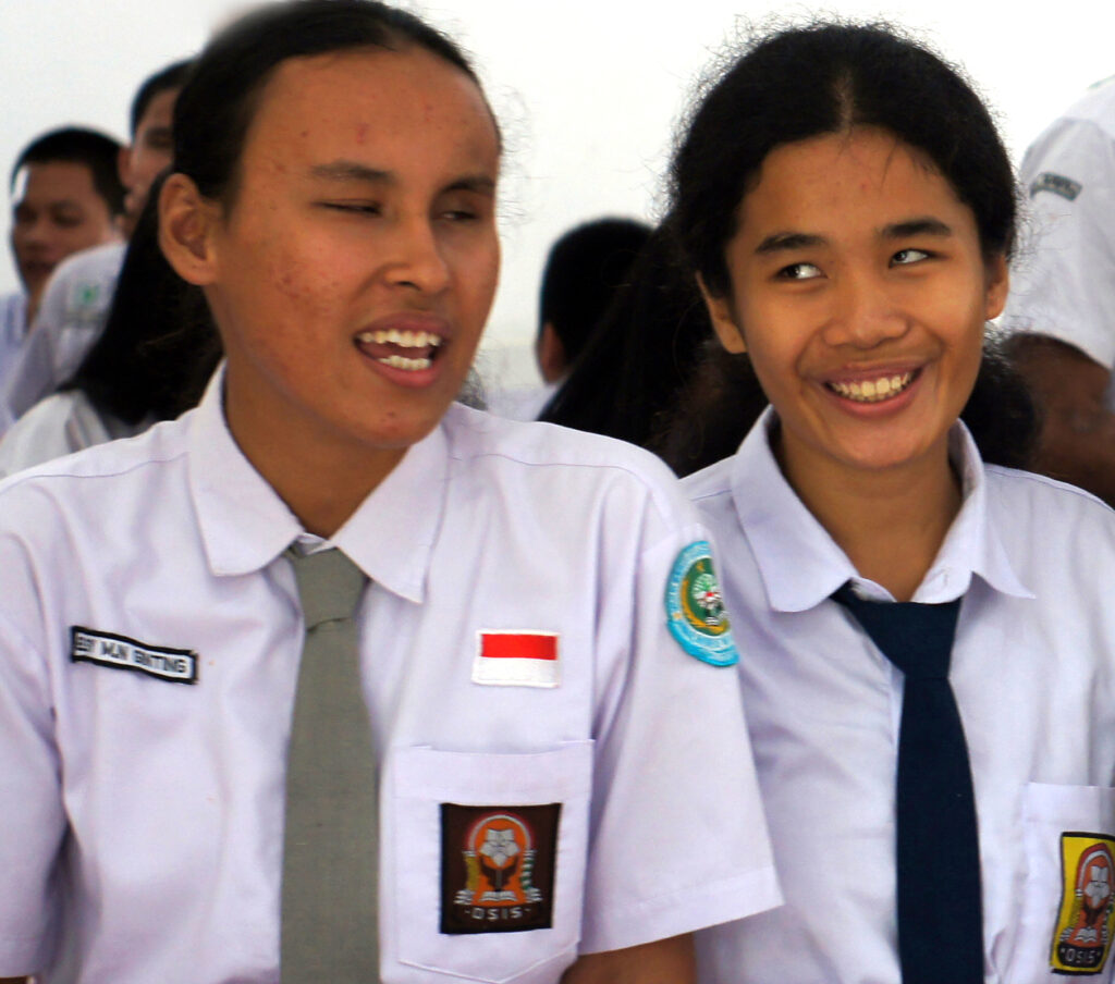 Elsi (links) studiert indonesische Sprache und Literatur
