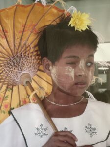Mädchen aus Myanmar mit Sonnenschirm