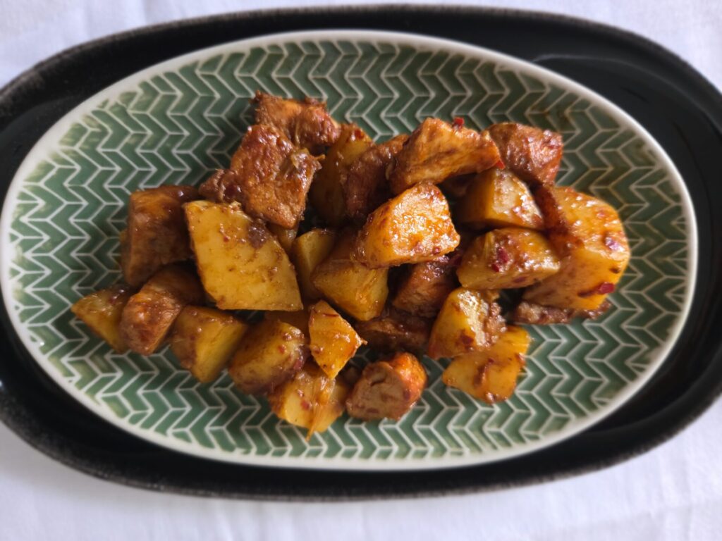 Sambal Goreng Ati - ein Teller mit Kartoffen und Hühnchen