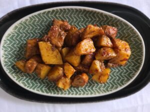 Sambal Goreng Ati - ein Teller mit Kartoffen und Hühnchen